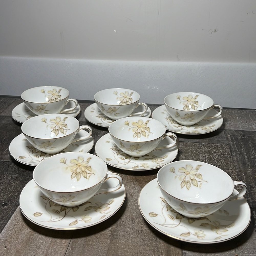 VINTAGE MEITO FINE CHINA CUPS & SAUCERS MADE JAPAN WITH GOLD TRIM. SETS 7